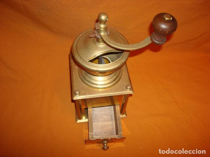 Antig&uuml;edades: Molinillo para moler cafe de bronce (dorado) - Foto 3