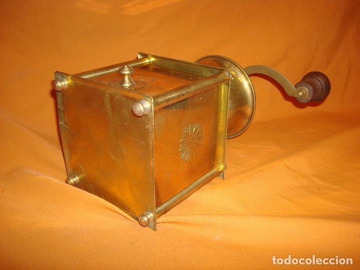 Antig&uuml;edades: Molinillo para moler cafe de bronce (dorado) - Foto 5