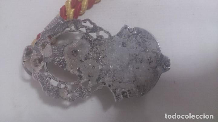 Antig&uuml;edades: Medalla virgen del roc&iacute;o con cord&oacute;n - Foto 2