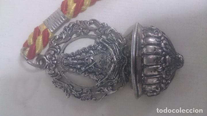 Antig&uuml;edades: Medalla virgen del roc&iacute;o con cord&oacute;n - Foto 3
