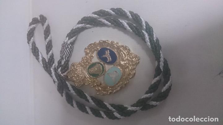 Antig&uuml;edades: Medalla virgen del roc&iacute;o con cord&oacute;n - Foto 1