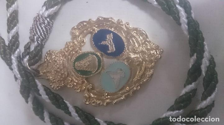 Antig&uuml;edades: Medalla virgen del roc&iacute;o con cord&oacute;n - Foto 3