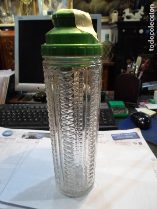 Antiquit&eacute;s: COCTELERA ANTIGUA CRISTAL TALLADO CON TAPA VERDE GRANDE 31 CM. ALTURA - FUNCIONANDO