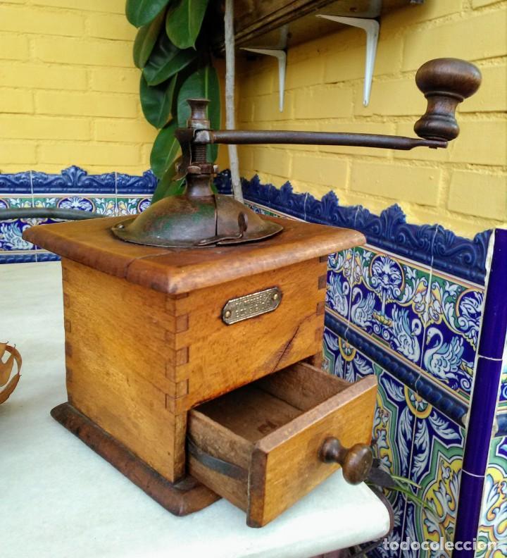 Antig&uuml;edades: Molinillo de caf&eacute; antiguo de madera Freres