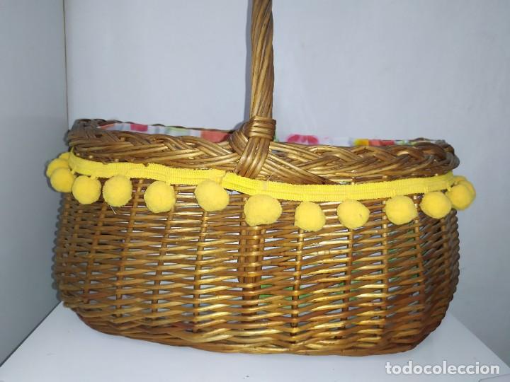 Antiquit&eacute;s: cesta de mimbra grande forrada