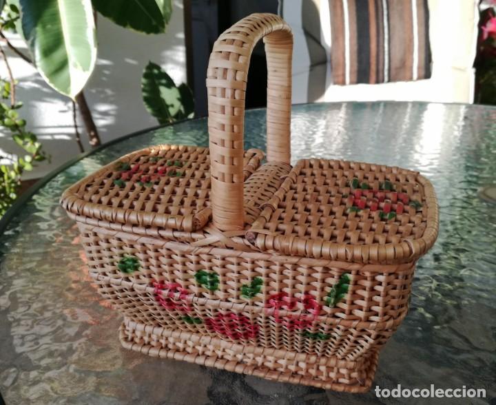 Antig&uuml;edades: CESTA DE MIMBRE CON TAPAS DECORADA. - Foto 2