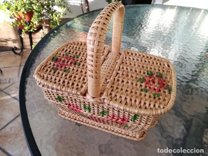 Antig&uuml;edades: CESTA DE MIMBRE CON TAPAS DECORADA. - Foto 3