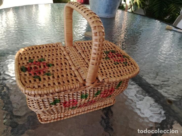 Antig&uuml;edades: CESTA DE MIMBRE CON TAPAS DECORADA. - Foto 4