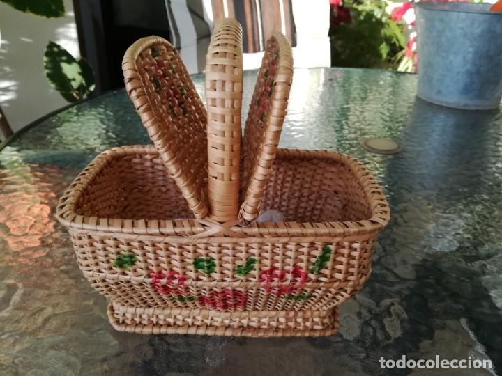Antig&uuml;edades: CESTA DE MIMBRE CON TAPAS DECORADA. - Foto 5