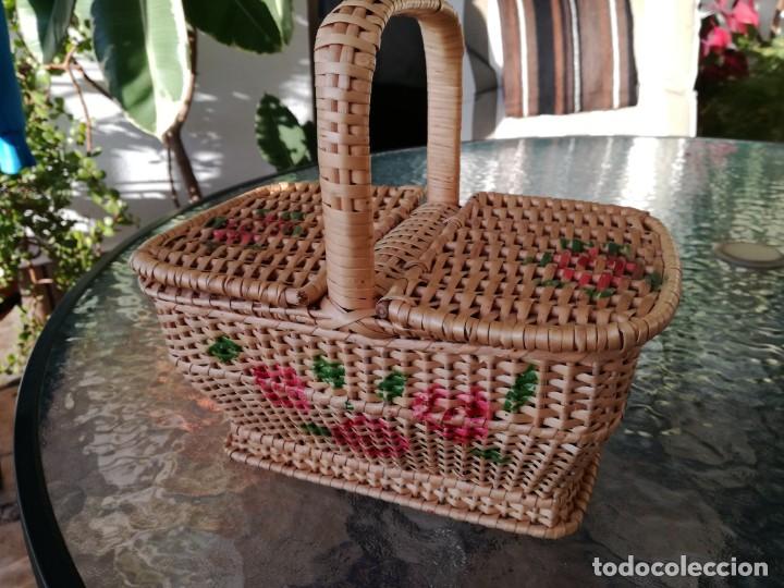 Antig&uuml;edades: CESTA DE MIMBRE CON TAPAS DECORADA. - Foto 6