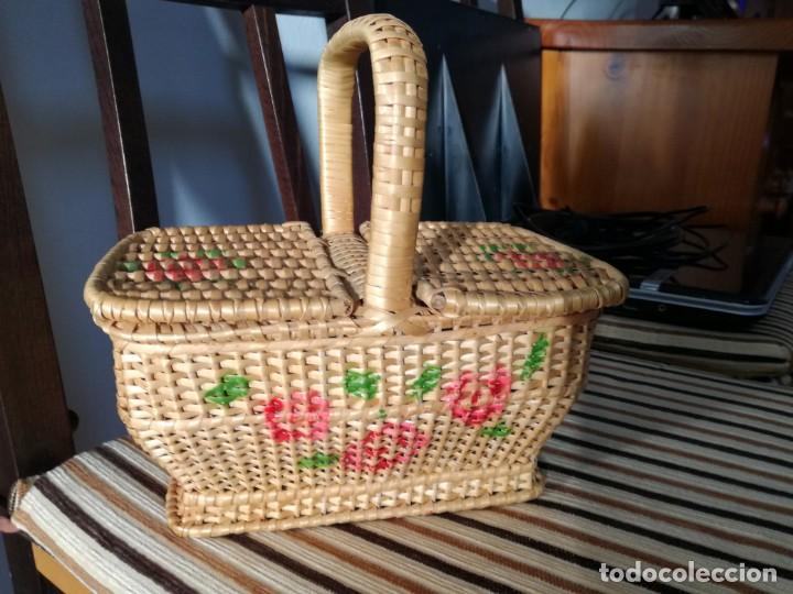 Antig&uuml;edades: CESTA DE MIMBRE CON TAPAS DECORADA. - Foto 7