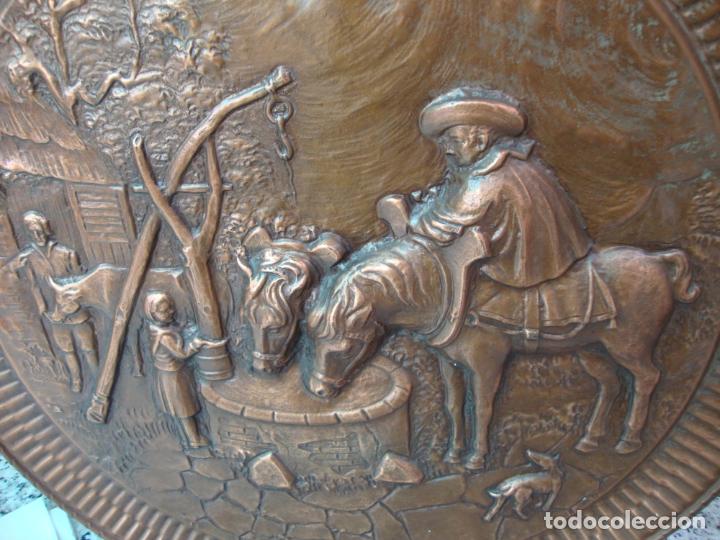 Antig&uuml;edades: PLATO DE METAL LABRADO - Foto 2
