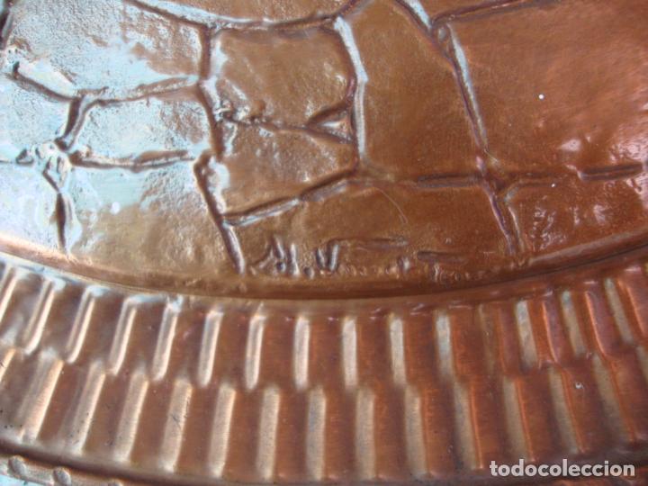 Antig&uuml;edades: PLATO DE METAL LABRADO - Foto 3