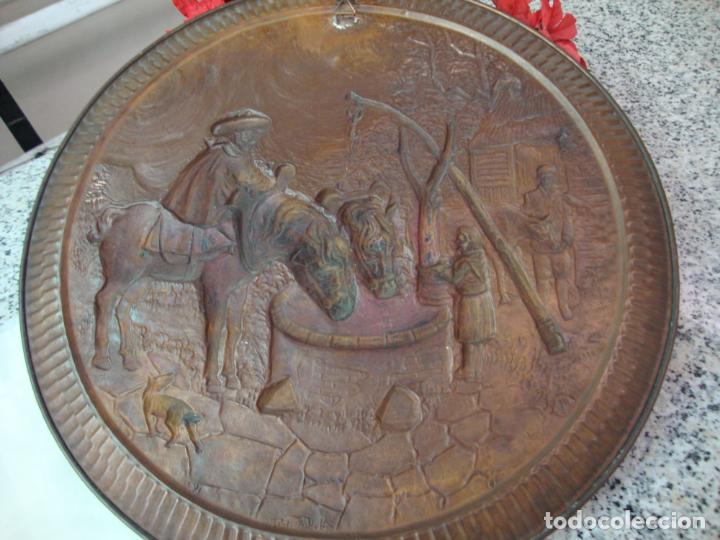 Antig&uuml;edades: PLATO DE METAL LABRADO - Foto 4