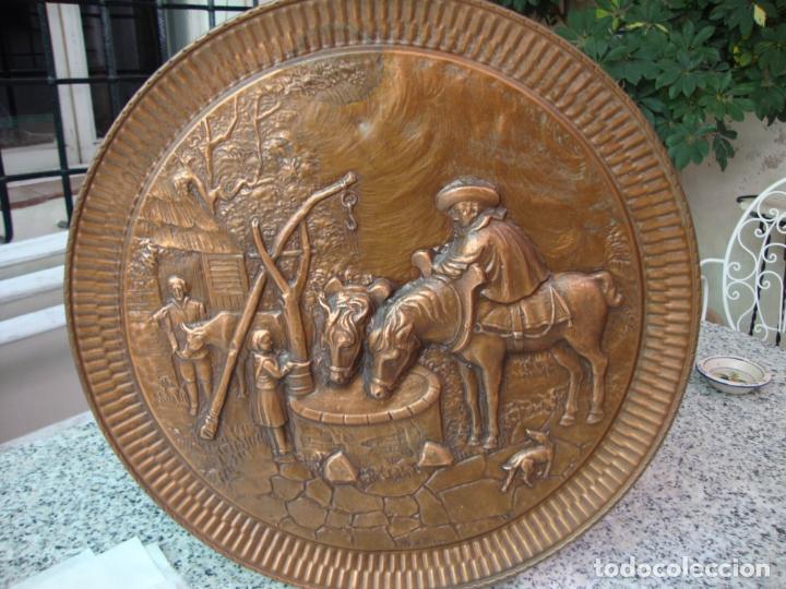 Antig&uuml;edades: PLATO DE METAL LABRADO - Foto 1