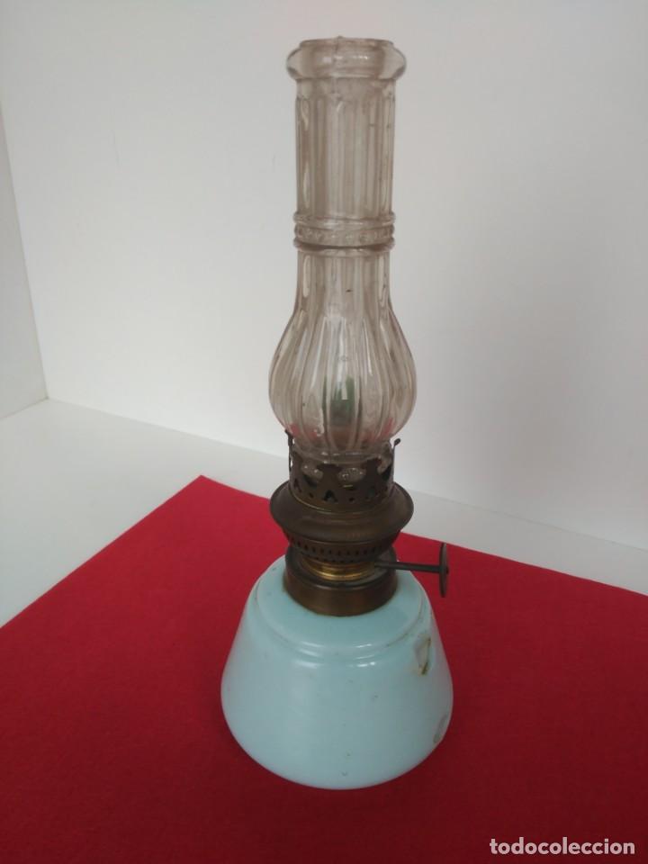 Antig&uuml;edades: Antiguo quinqu&eacute; con opalina azul - Foto 1