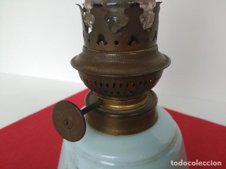 Antig&uuml;edades: Antiguo quinqu&eacute; con opalina azul - Foto 2