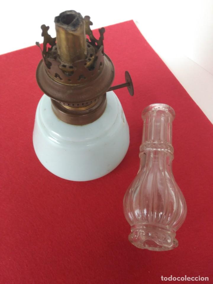 Antig&uuml;edades: Antiguo quinqu&eacute; con opalina azul - Foto 3