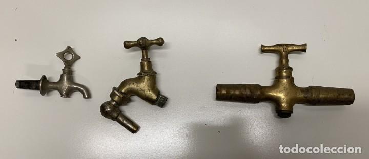 Antig&uuml;edades: Tres grifos de bronce antiguos - Foto 1