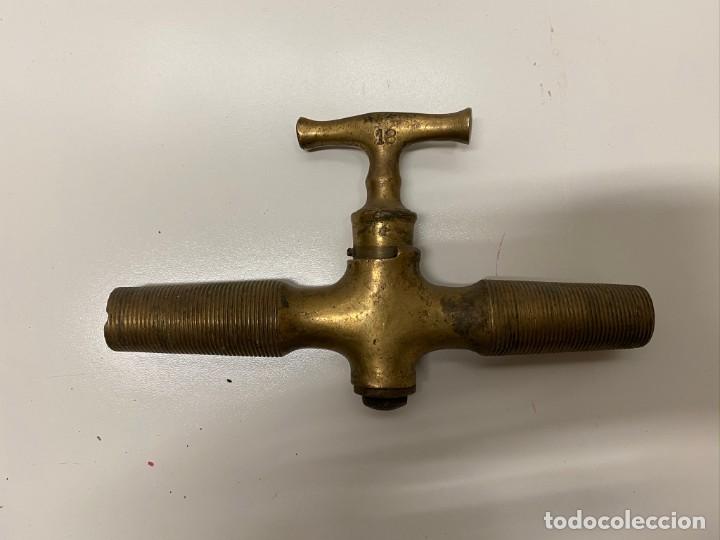 Antig&uuml;edades: Tres grifos de bronce antiguos - Foto 2