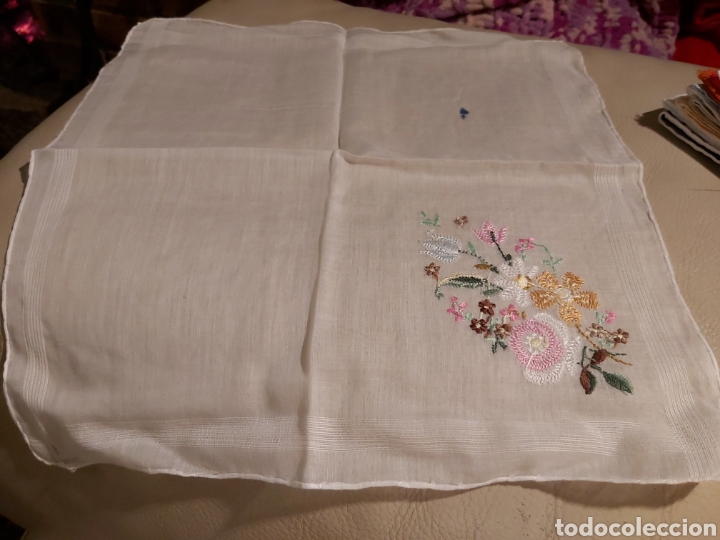 Antig&uuml;edades: Pa&ntilde;uelo bordado con flores - Foto 1