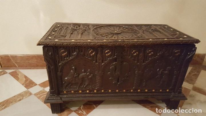 Antig&uuml;edades: Arc&oacute;n / ba&uacute;l macizo tallado a mano. - Foto 1