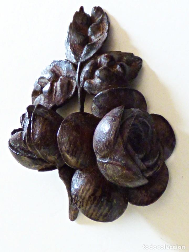 Antig&uuml;edades: ROSA TALLADA EN MADERA 8X6CM