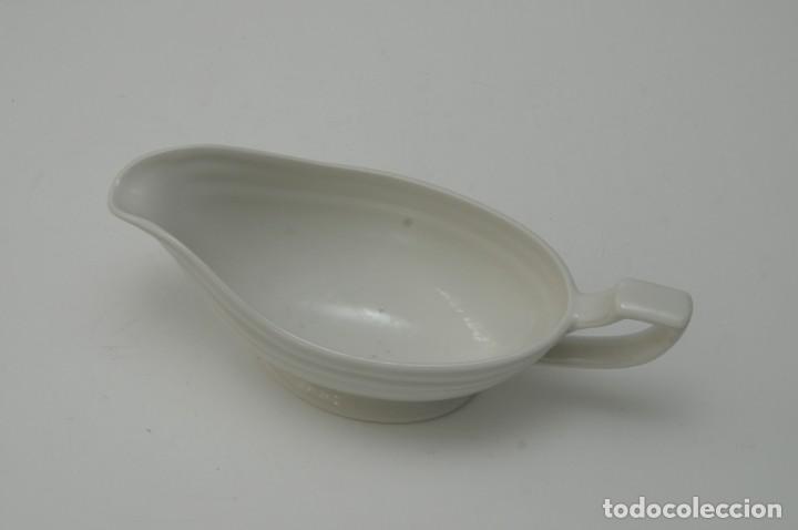 Antig&uuml;edades: salsera de porcelana antigua