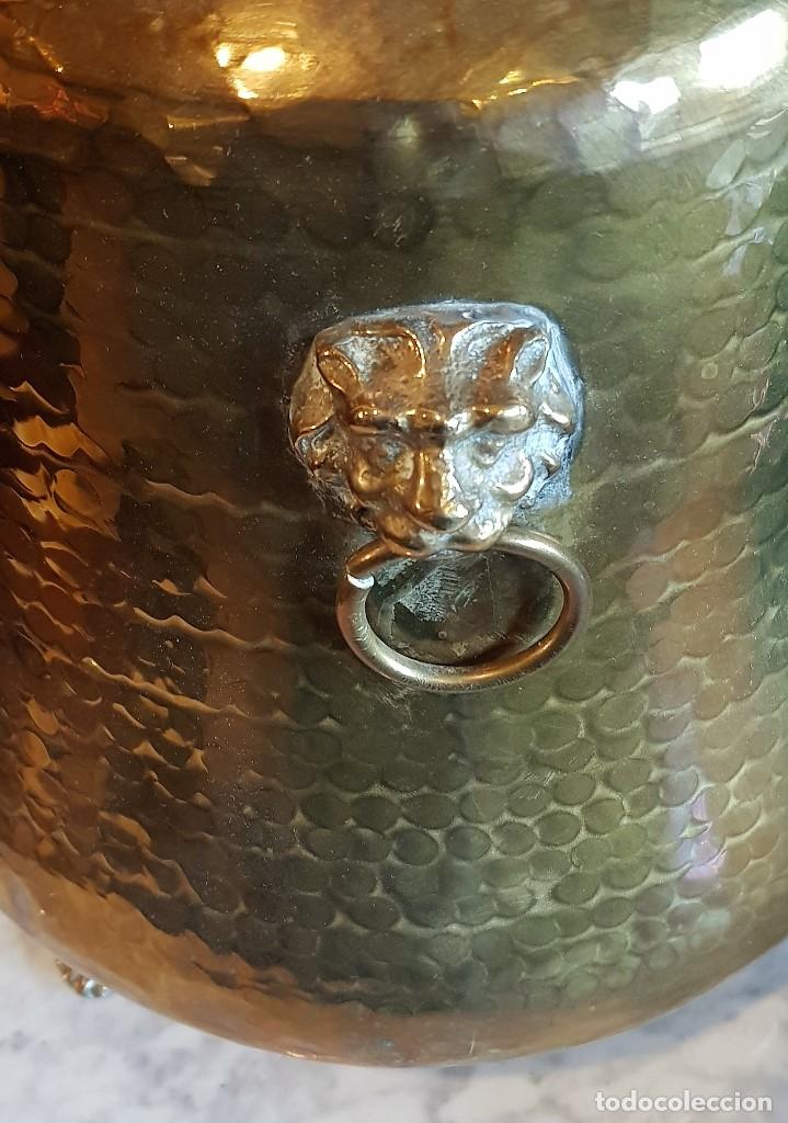 Antig&uuml;edades: JARRON DE LATON REPUJADO Y BRONCE - Foto 3