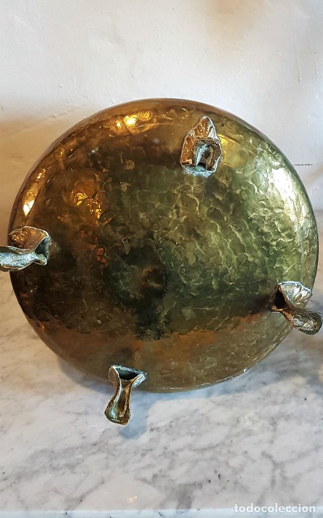 Antig&uuml;edades: JARRON DE LATON REPUJADO Y BRONCE - Foto 8