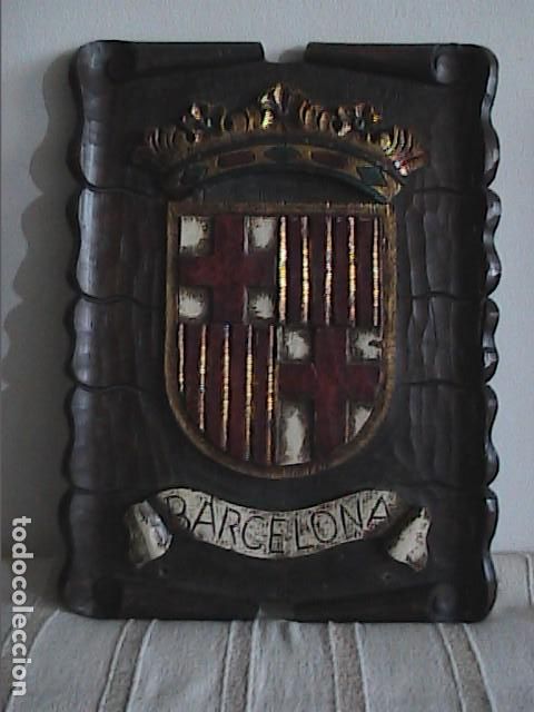 Antig&uuml;edades: ESCUDO DE BARCELONA EN TALLA DE MADERA POLICROMADA. - Foto 1
