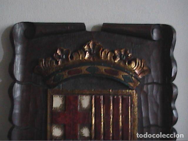 Antig&uuml;edades: ESCUDO DE BARCELONA EN TALLA DE MADERA POLICROMADA. - Foto 2