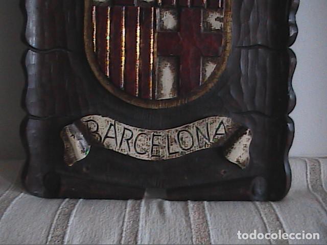 Antig&uuml;edades: ESCUDO DE BARCELONA EN TALLA DE MADERA POLICROMADA. - Foto 3