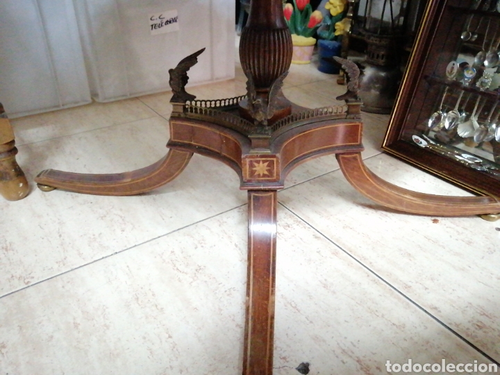 Antig&uuml;edades: Mesa madera redonda con marqueter&iacute;a y bronce - Foto 4