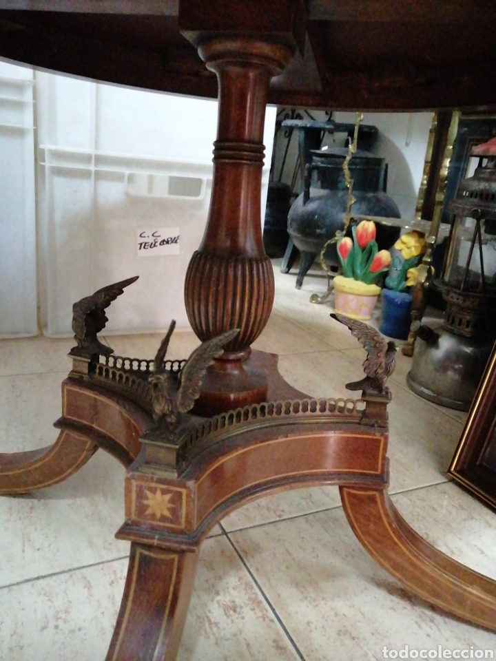 Antig&uuml;edades: Mesa madera redonda con marqueter&iacute;a y bronce - Foto 7