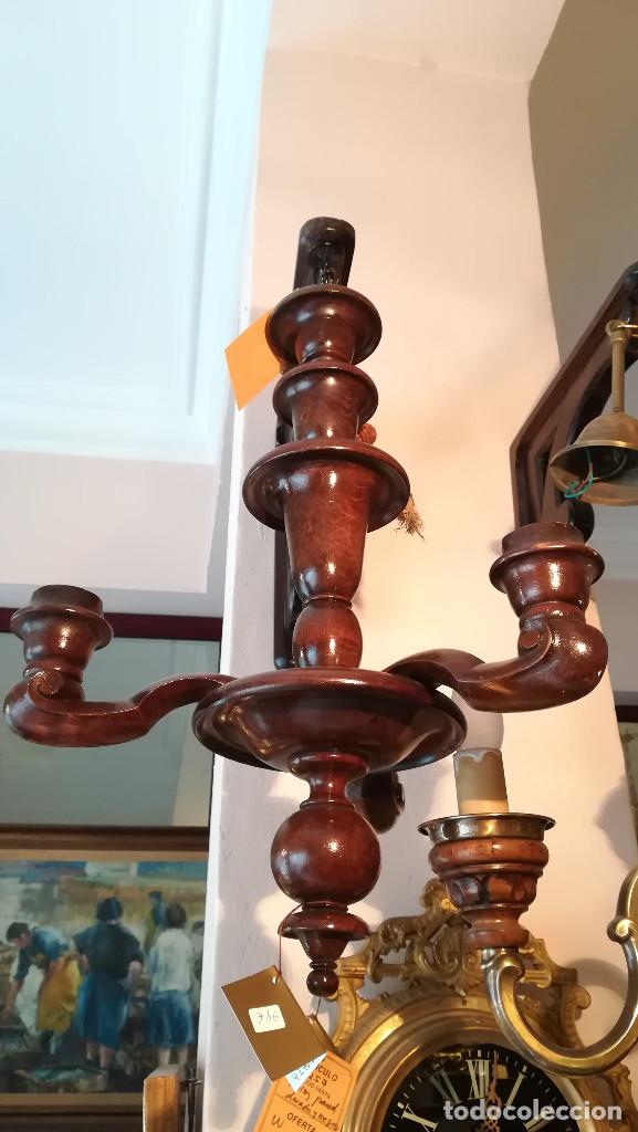 Antig&uuml;edades: LAMPARA DE COLGAR DE MADERA TALLADA 3 LUCES - Foto 2