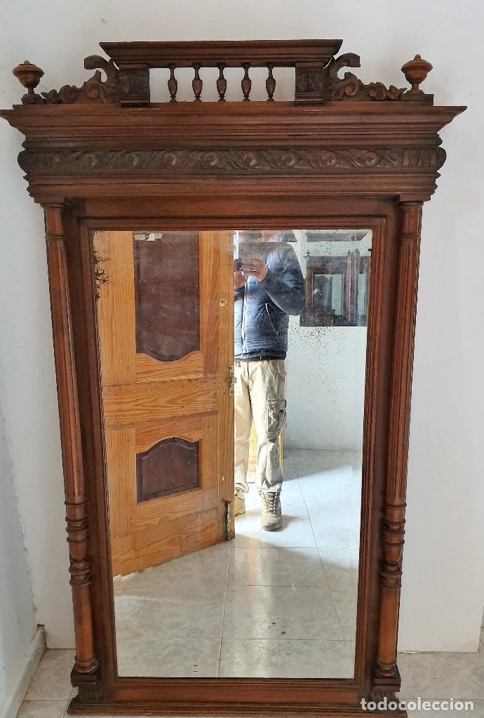 Espejo triple antiguo con tapa en forma de nogal -  España