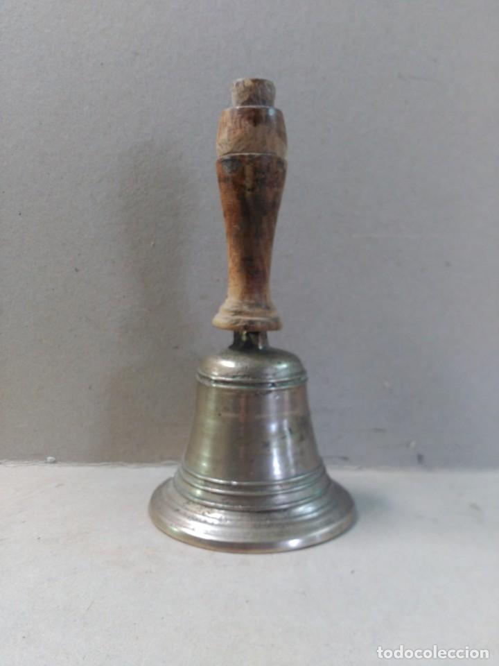 Antig&uuml;edades: CAMPANA DE METAL Y MANGO DE MADERA - Foto 1