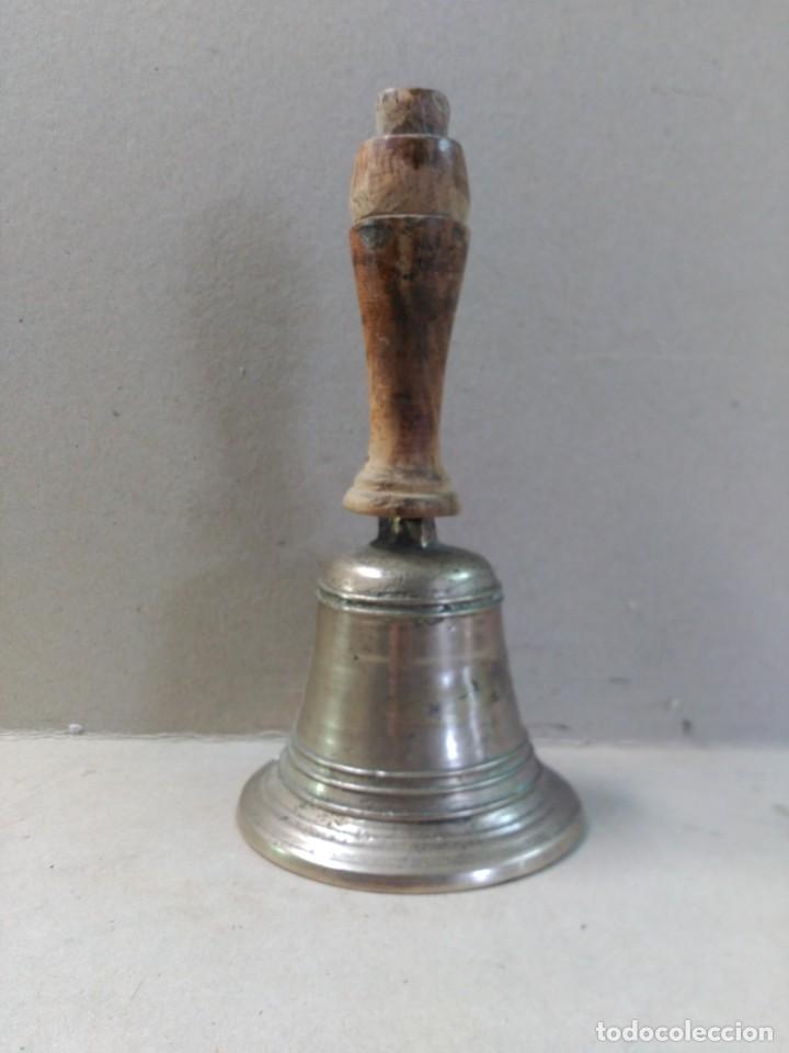Antig&uuml;edades: CAMPANA DE METAL Y MANGO DE MADERA - Foto 2