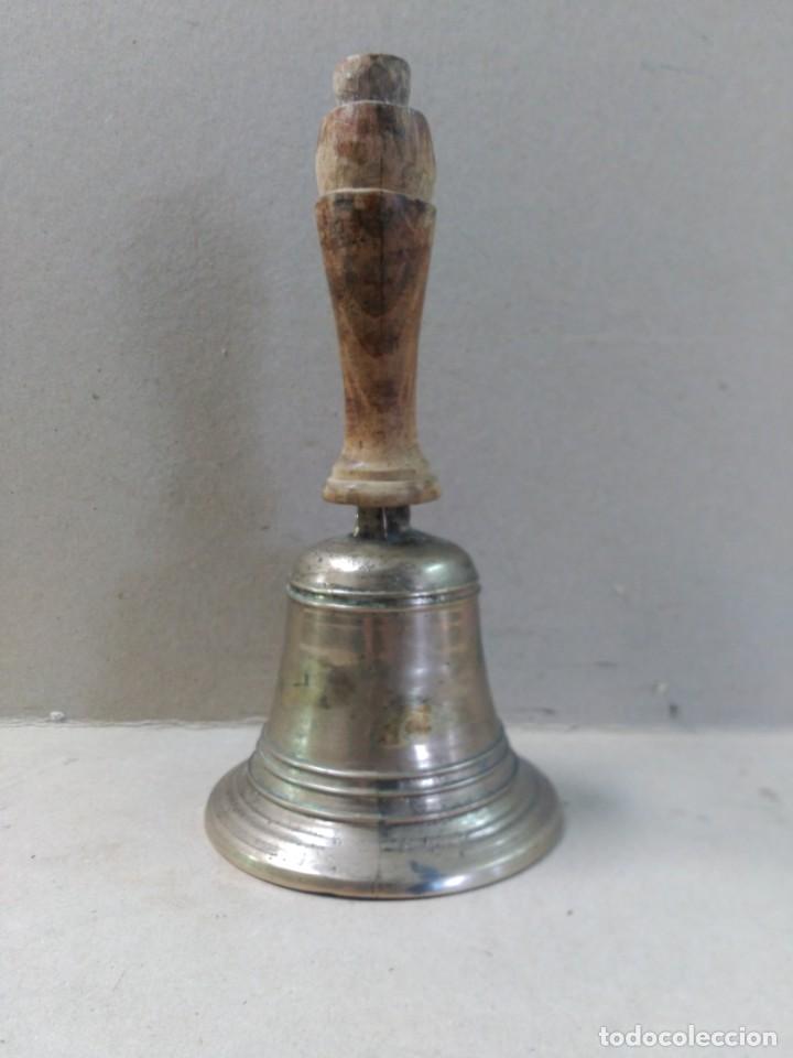 Antig&uuml;edades: CAMPANA DE METAL Y MANGO DE MADERA - Foto 3