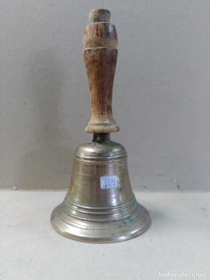 Antig&uuml;edades: CAMPANA DE METAL Y MANGO DE MADERA - Foto 4