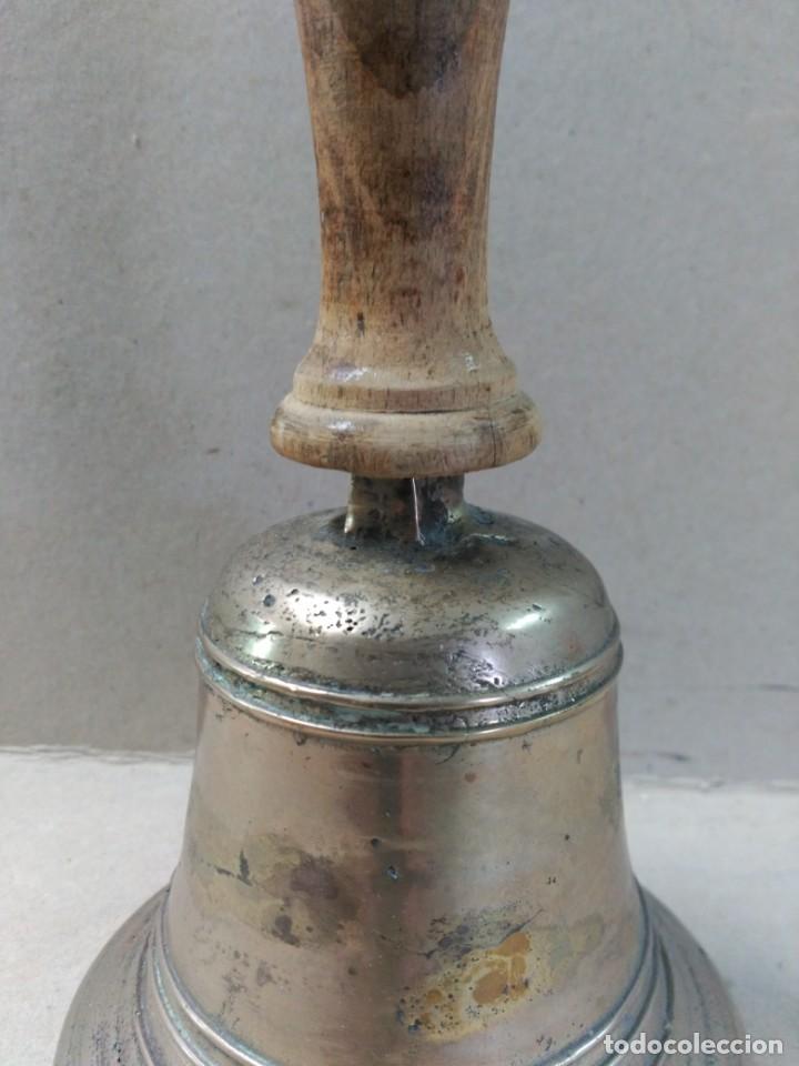 Antig&uuml;edades: CAMPANA DE METAL Y MANGO DE MADERA - Foto 6