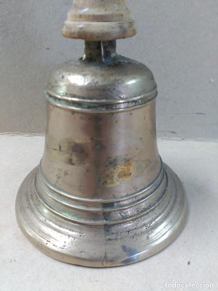 Antig&uuml;edades: CAMPANA DE METAL Y MANGO DE MADERA - Foto 7