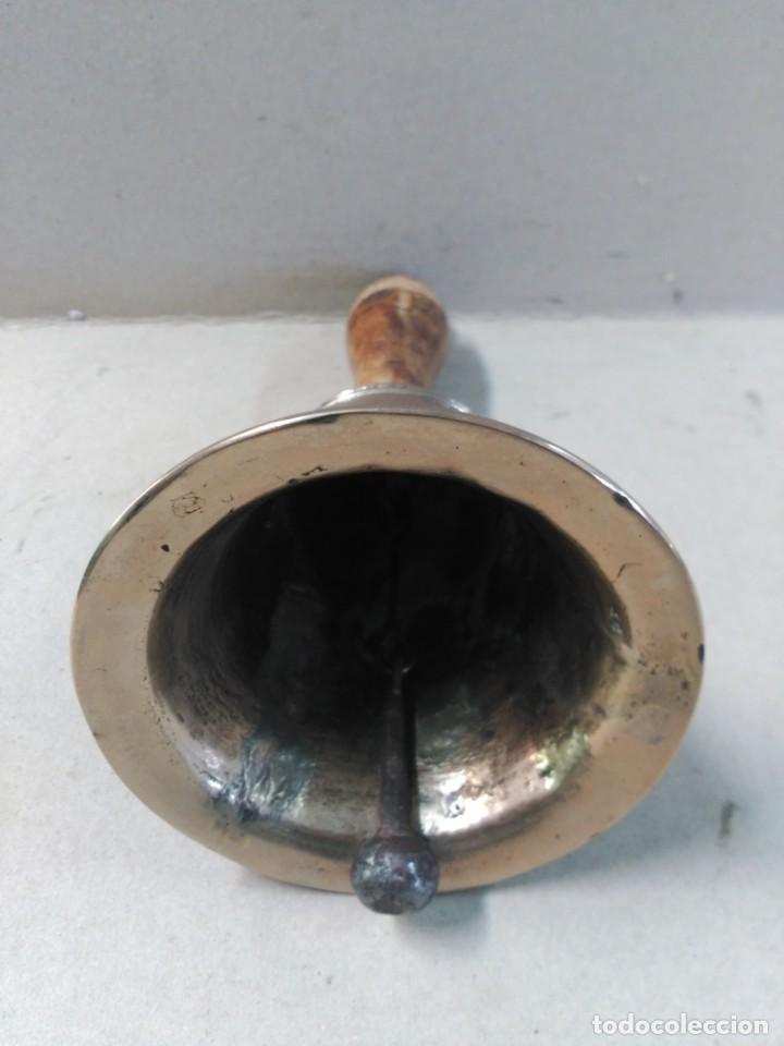 Antig&uuml;edades: CAMPANA DE METAL Y MANGO DE MADERA - Foto 9