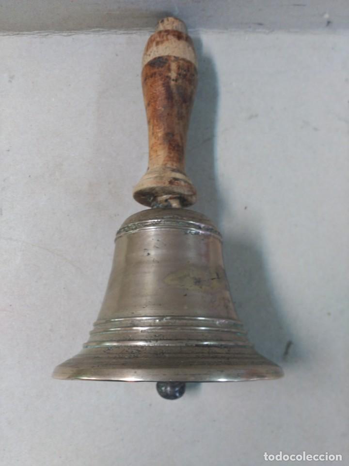 Antig&uuml;edades: CAMPANA DE METAL Y MANGO DE MADERA - Foto 10