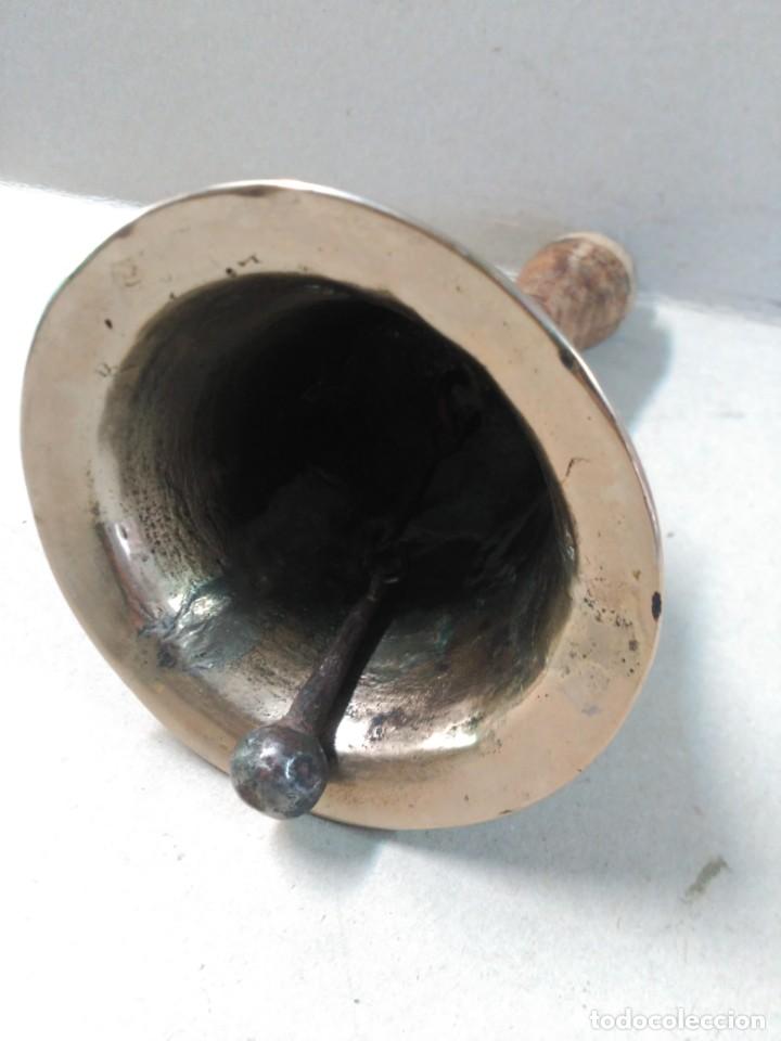 Antig&uuml;edades: CAMPANA DE METAL Y MANGO DE MADERA - Foto 11