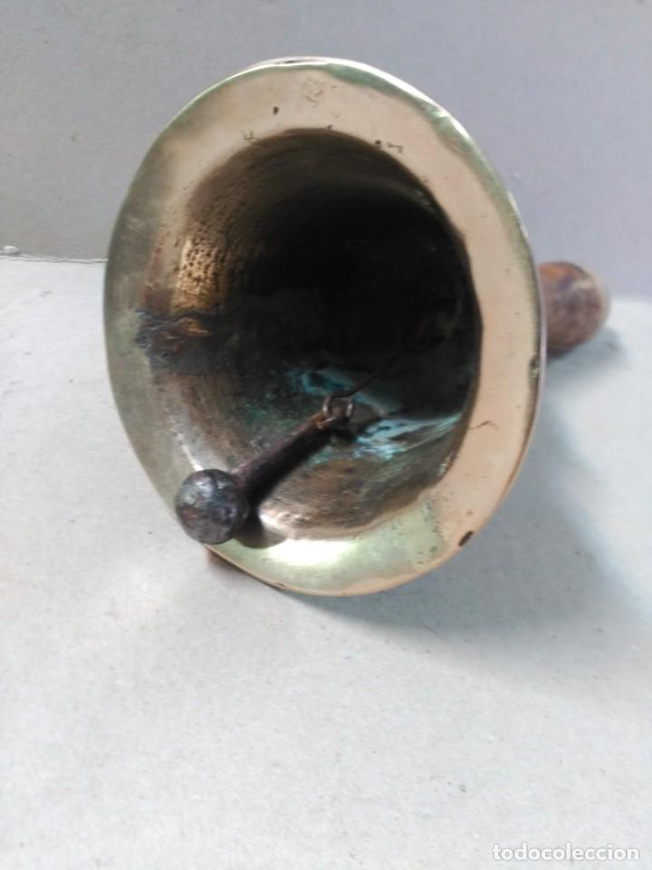 Antig&uuml;edades: CAMPANA DE METAL Y MANGO DE MADERA - Foto 12
