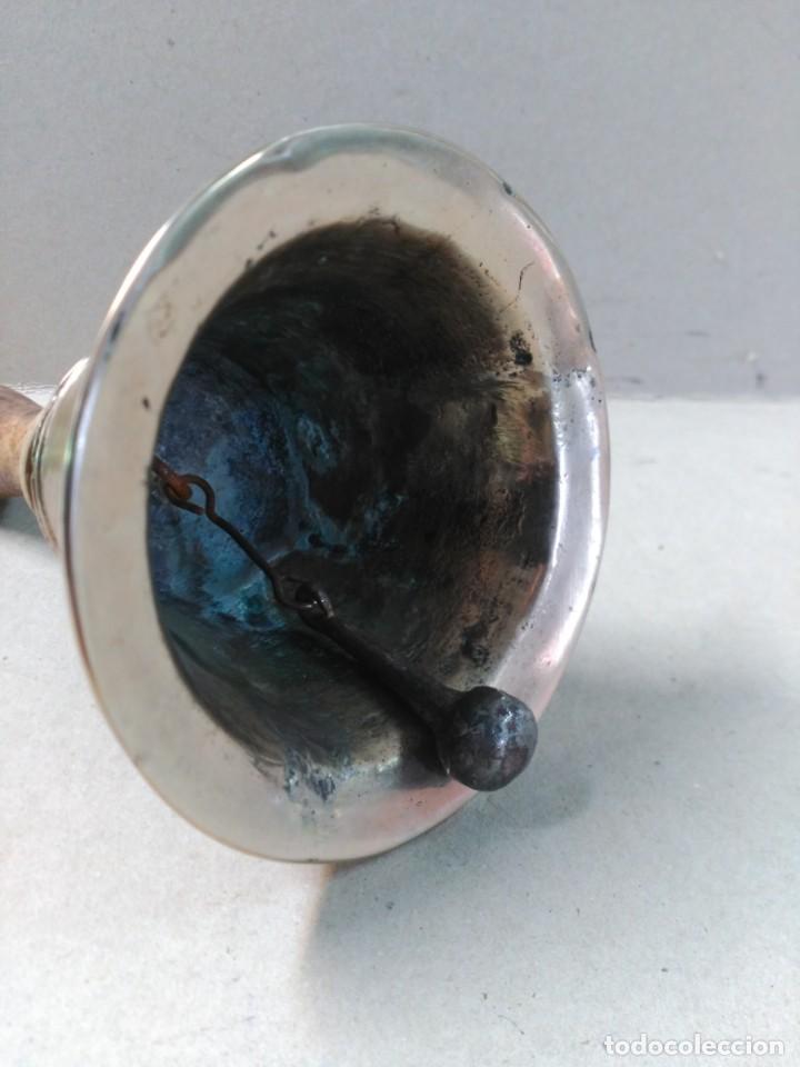 Antig&uuml;edades: CAMPANA DE METAL Y MANGO DE MADERA - Foto 13