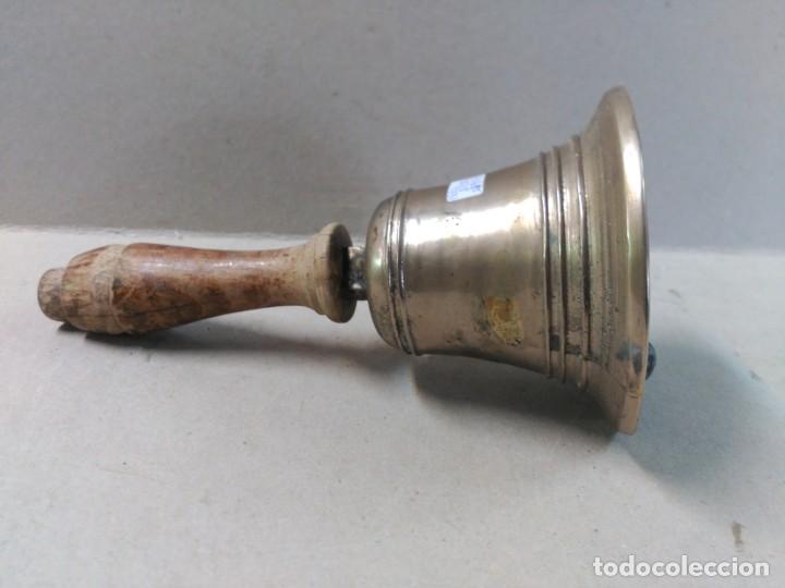 Antig&uuml;edades: CAMPANA DE METAL Y MANGO DE MADERA - Foto 14