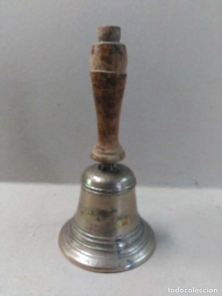 Antig&uuml;edades: CAMPANA DE METAL Y MANGO DE MADERA - Foto 15